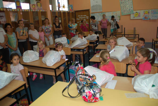 MNT beiskolázási csomagosztás Szenttamáson, 2015. szept. 2.